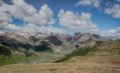 Zicht op Livigno en de bergen van Anita Mulder