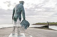 Het standbeeld van de mosselman in Yerseke heeft wintertenen van Art by Jeronimo thumbnail