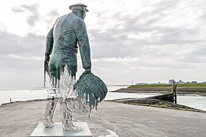 La statue de l'homme aux moules à Yerseke a des tentes d'hiver.