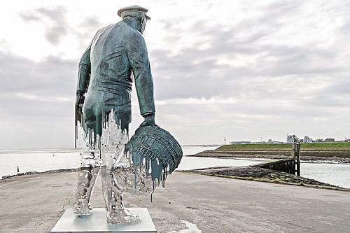 The statue of the musselman in Yerseke has winter tents.