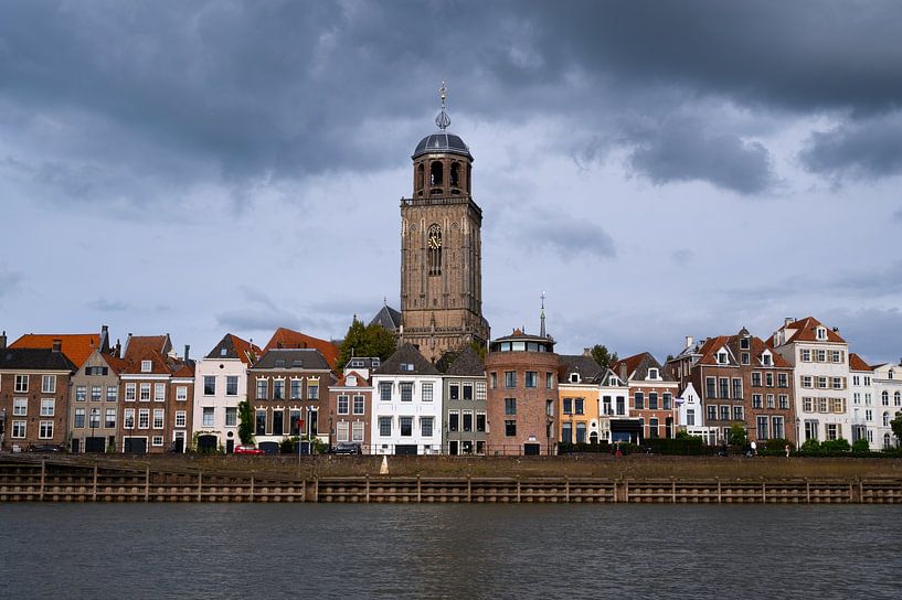 Stadsgezicht: Deventer vanaf het water van Elles van der Veen