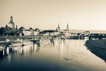 Dresden mit der Frauenkirche am Abend - Schwarzweiss