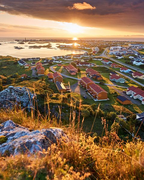 Une ville du nord de la Norvège sur une baie au lever du soleil par Atelier Liesjes