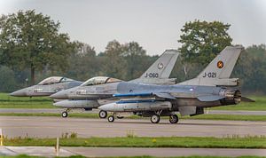 Deux F-16 de la KLU en attente de départ.