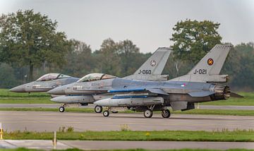Twee KLu F-16's in afwachting om te vertrekken. van Jaap van den Berg