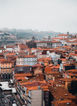 Die portugiesische Stadt Porto im Nebel von Dayenne van Peperstraten