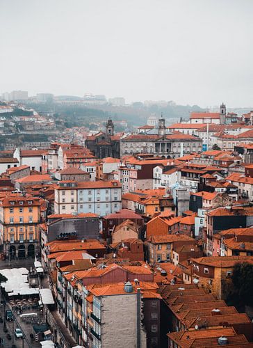 Die portugiesische Stadt Porto im Nebel