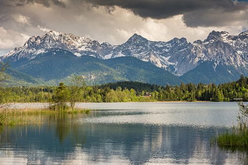Barmsee bij Krün in het Karwendelgebergte (Beieren)