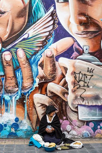 Buntes Straßenbild in Ecuador mit Graffiti