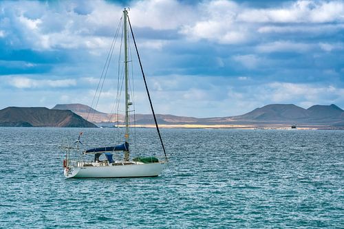 Petit voilier au large de Lanzarote