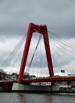 Rode Willemsbrug over de Nieuwe Maas in de stad Rotterdam van Robin Verhoef