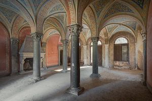 Empfangshalle mit Bögen und Kamin
