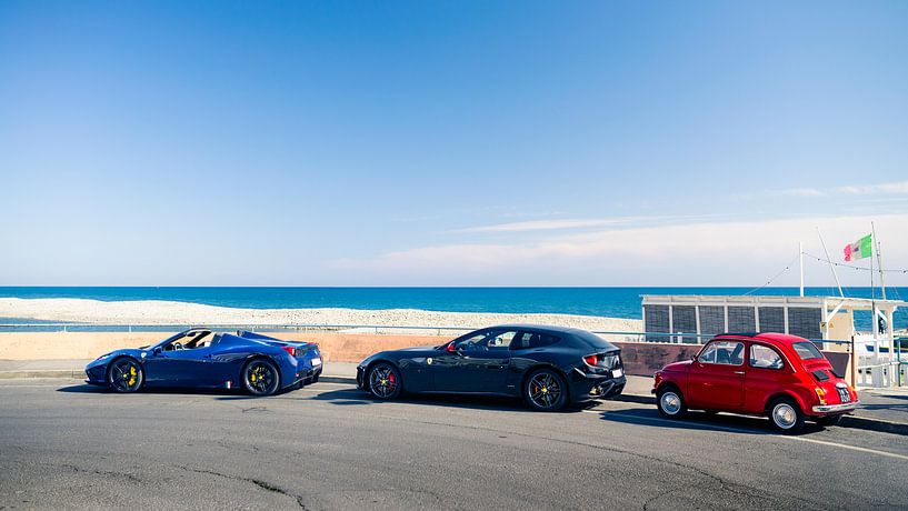 Italiaanse auto's Ferrari en Fiat 500 van Ansho Bijlmakers