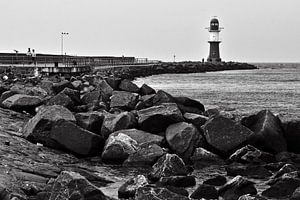 Stolzer Leuchtturm an der West-Mole in Warnemünde