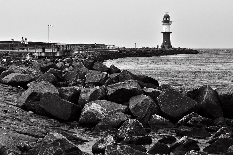 Trotse vuurtoren op de Westpier in Warnemünde van Silva Wischeropp