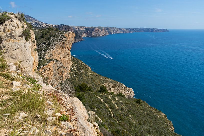 Blaues Mittelmeer und Kalksteinfelsen von Montepuro