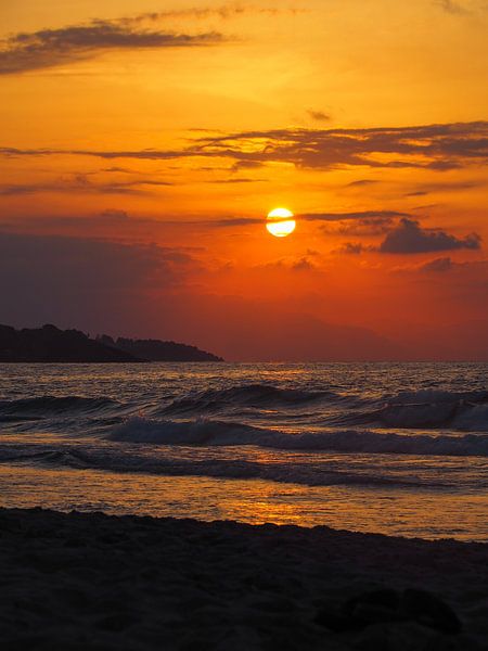 Zonsondergang op het strand in Sicilië van Janne Brouwers
