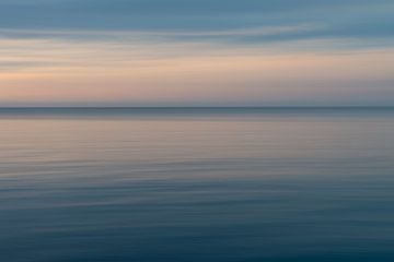 Abstracte zonsondergang zee - Bali van Ellis Peeters