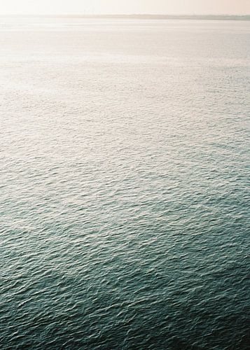 Am Meer von Raisa Zwart Reisefotografiedrucke