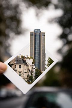 Een fotoschoptruc met een instant foto ( polaroid ) en de Toren 185 in Frankfurt van Fotos by Jan Wehnert