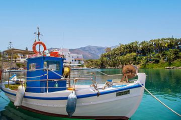 Vissersboot in de baai van Sisi, Kreta van Chantalla Photography