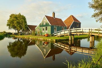 Zaanse Schans, maison et pont se reflétant dans l'eau sur Ad Jekel