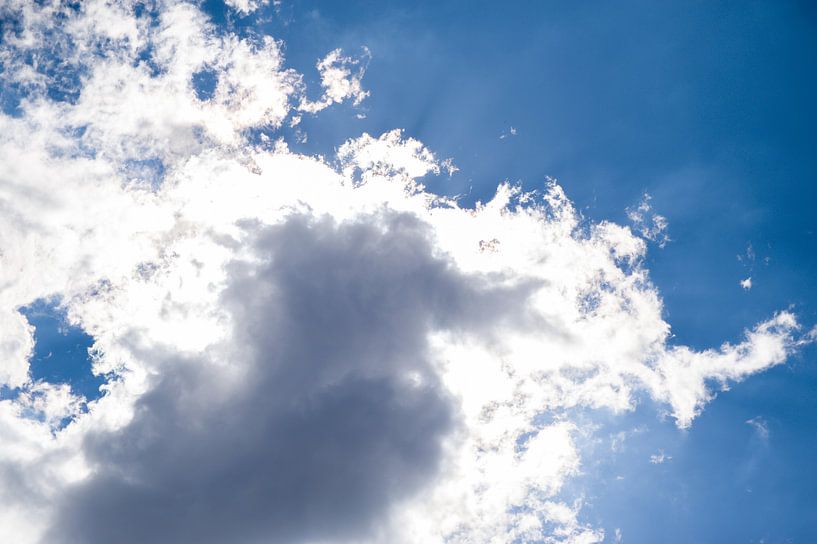 Nuage avec ciel bleu par Stefanie de Boer
