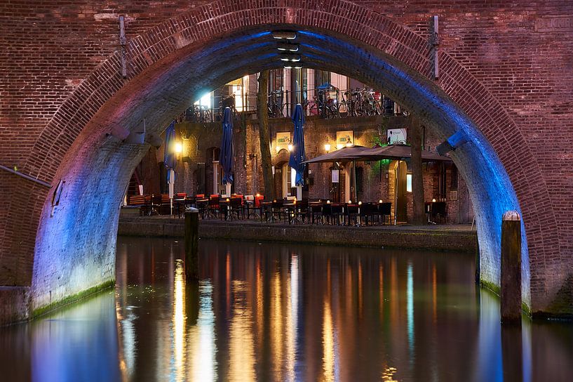 Sfeervol Utrecht avondfotografie, Oude Gracht, doorkijkje onder de brug van Ad Jekel