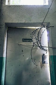Vergrendelde uitgangsdeur in de Lost Place - Gevangen achter prikkeldraad van InfiniteArtLabs