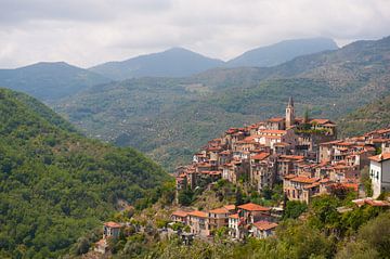 Un village de montagne en Italie sur Brian Morgan