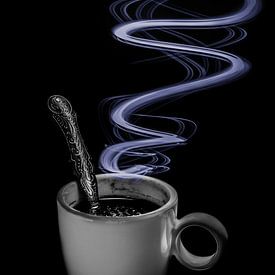 Koffiekopje met lepel in lowkey met light painting techniek van Jefra Creations