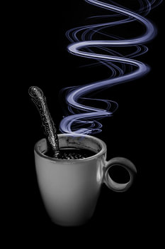 Tasse à café avec cuillère en lowkey avec technique de light painting
