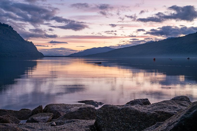 Wunderschöne, ruhige Bucht zum Sonnenuntergang in Puyuhuapi an der Carretera austral. von Kevin Pluk