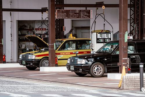 Taxis an einer Tankstelle in Japan