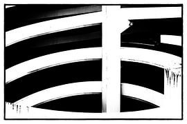 Abstracte muur van parkeergarage in zwart wit