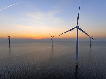 Windmolens in een offshore windpark tijdens zonsondergang van Sjoerd van der Wal Fotografie