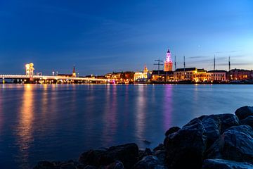 Vue nocturne de la ligne d'horizon de Kampen sur la rivière IJssel sur Sjoerd van der Wal Photographie