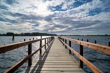 Aanlegsteiger voor boten aan de rivier de Havel in het dorp Töplitz van Heiko Kueverling