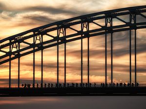 über die Brücke