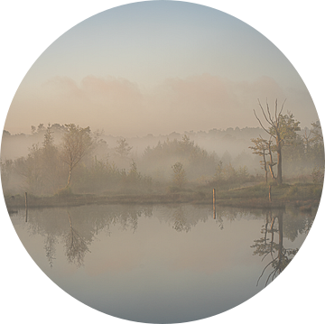 Fine art landschap van een mistige zonsopkomst aan het water