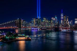 New York City Skyline en Brooklyn Bridge - 9/11 Tribute in Light van Tux Photography