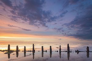 Paaltjes @ Waddenzee bij Wierum tijdens zonsondergang van Martijn van Dellen