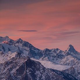 Alpenglans tijdens zonsopgang in de winter op de Walliser Matterhorn van Martin Steiner