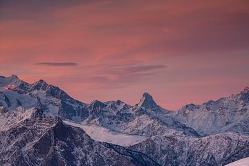 Alpenglühen während dem Sonnenaufgang im Winter am Walliser Matterhorn