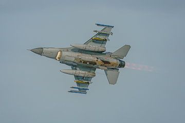 Take-off F-16 jachtvliegtuig met naverbrander. van Jaap van den Berg
