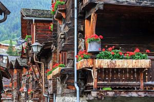 Geraniums op het balkon in Zwitserland sur Dennis van de Water