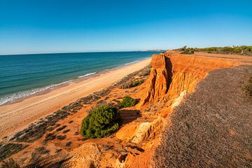 Zonneschijn op het strand van Praia da Falésia in de Algarve, Portugal van Leo Schindzielorz