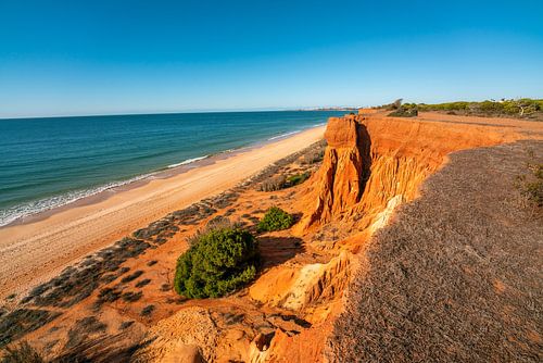 Zonneschijn op het strand van Praia da Falésia in de Algarve, Portugal