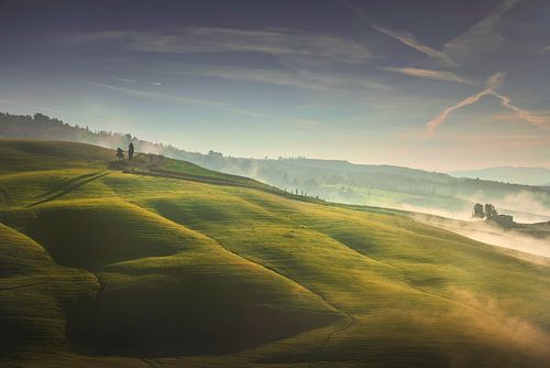 Volterra mistig landschap bij zonsopgang