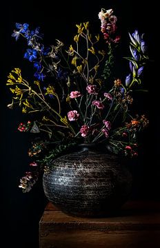 Bouquet de fleurs dans un grand vase brun sur Inkhere Art
